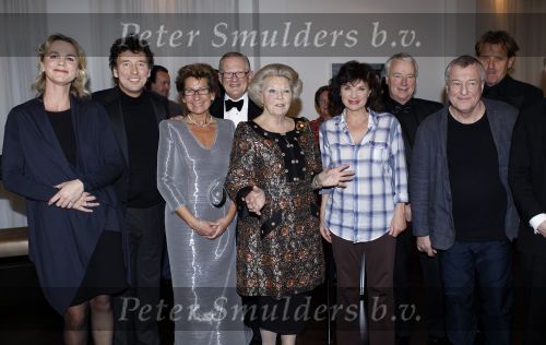 Amsterdam 28 november 2010
Opening nieuwe de la Mar theater en premiere van le cage aux falles. Joop en Janine v d Ende met Koningin Beatrix en Pieter v Vollenhoven. Koningin met Linda v Dijck en Marc Klein Essink
Peter Smulders bv