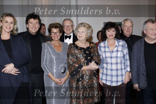 Amsterdam 28 november 2010
Opening nieuwe de la Mar theater en premiere van le cage aux falles. Joop en Janine v d Ende met Koningin Beatrix en Pieter v Vollenhoven. Koningin met Linda v Dijck en Marc Klein Essink
Peter Smulders bv