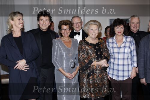 Amsterdam 28 november 2010
Opening nieuwe de la Mar theater en premiere van le cage aux falles. Joop en Janine v d Ende met Koningin Beatrix en Pieter v Vollenhoven. Koningin met Linda v Dijck en Marc Klein Essink
Peter Smulders bv