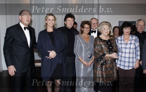 Amsterdam 28 november 2010
Opening nieuwe de la Mar theater en premiere van le cage aux falles. Joop en Janine v d Ende met Koningin Beatrix en Pieter v Vollenhoven. Koningin met Linda v Dijck en Marc Klein Essink
Peter Smulders bv