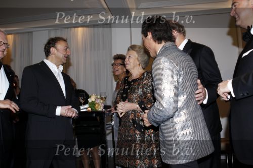 Amsterdam 28 november 2010
Opening nieuwe de la Mar theater en premiere van le cage aux falles. Joop en Janine v d Ende met Koningin Beatrix en Pieter v Vollenhoven. Beatrix met Jon v Eerd
Peter Smulders bv