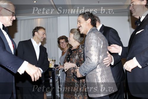 Amsterdam 28 november 2010
Opening nieuwe de la Mar theater en premiere van le cage aux falles. Joop en Janine v d Ende met Koningin Beatrix en Pieter v Vollenhoven. Beatrix met Jon v Eerd
Peter Smulders bv