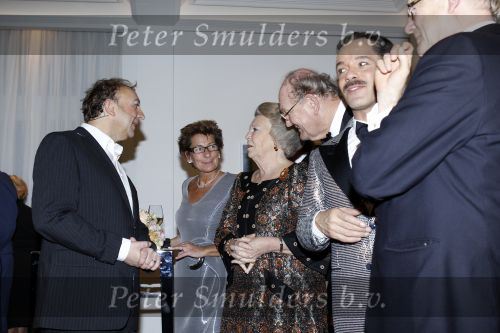 Amsterdam 28 november 2010
Opening nieuwe de la Mar theater en premiere van le cage aux falles. Joop en Janine v d Ende met Koningin Beatrix en Pieter v Vollenhoven. Beatrix met Jon v Eerd
Peter Smulders bv