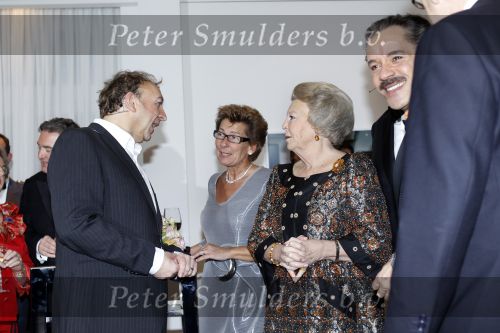 Amsterdam 28 november 2010
Opening nieuwe de la Mar theater en premiere van le cage aux falles. Joop en Janine v d Ende met Koningin Beatrix en Pieter v Vollenhoven. Beatrix met Jon v Eerd
Peter Smulders bv