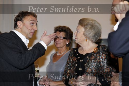 Amsterdam 28 november 2010
Opening nieuwe de la Mar theater en premiere van le cage aux falles. Joop en Janine v d Ende met Koningin Beatrix en Pieter v Vollenhoven. Beatrix met Jon v Eerd
Peter Smulders bv