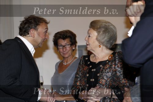 Amsterdam 28 november 2010
Opening nieuwe de la Mar theater en premiere van le cage aux falles. Joop en Janine v d Ende met Koningin Beatrix en Pieter v Vollenhoven. Beatrix met Jon v Eerd
Peter Smulders bv