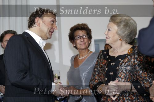 Amsterdam 28 november 2010
Opening nieuwe de la Mar theater en premiere van le cage aux falles. Joop en Janine v d Ende met Koningin Beatrix en Pieter v Vollenhoven. Beatrix met Jon v Eerd
Peter Smulders bv