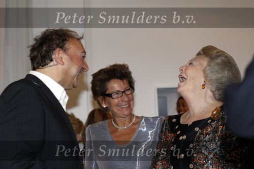 Amsterdam 28 november 2010
Opening nieuwe de la Mar theater en premiere van le cage aux falles. Joop en Janine v d Ende met Koningin Beatrix en Pieter v Vollenhoven. Beatrix met Jon v Eerd
Peter Smulders bv