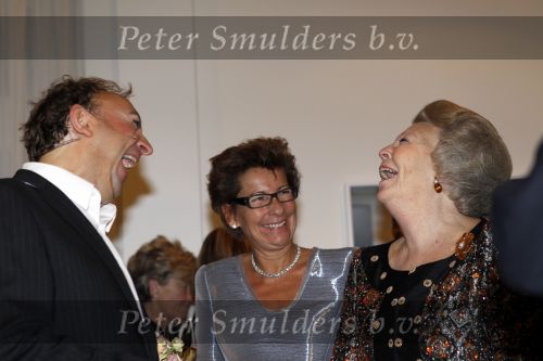 Amsterdam 28 november 2010
Opening nieuwe de la Mar theater en premiere van le cage aux falles. Joop en Janine v d Ende met Koningin Beatrix en Pieter v Vollenhoven. Beatrix met Jon v Eerd
Peter Smulders bv