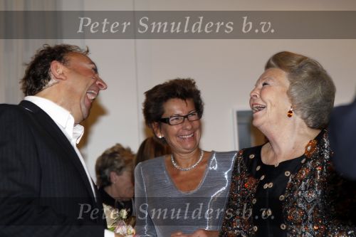 Amsterdam 28 november 2010
Opening nieuwe de la Mar theater en premiere van le cage aux falles. Joop en Janine v d Ende met Koningin Beatrix en Pieter v Vollenhoven. Beatrix met Jon v Eerd
Peter Smulders bv