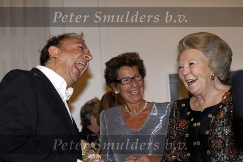Amsterdam 28 november 2010
Opening nieuwe de la Mar theater en premiere van le cage aux falles. Joop en Janine v d Ende met Koningin Beatrix en Pieter v Vollenhoven. Beatrix met Jon v Eerd
Peter Smulders bv