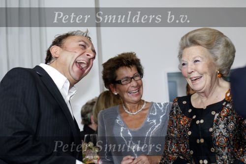 Amsterdam 28 november 2010
Opening nieuwe de la Mar theater en premiere van le cage aux falles. Joop en Janine v d Ende met Koningin Beatrix en Pieter v Vollenhoven. Beatrix met Jon v Eerd
Peter Smulders bv