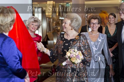 Amsterdam 28 november 2010
Opening nieuwe de la Mar theater en premiere van le cage aux falles. Joop en Janine v d Ende met Koningin Beatrix en Pieter v Vollenhoven. Koningin Beatrix met Merel en Petra Laseur
Peter Smulders bv