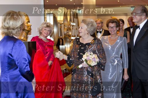 Amsterdam 28 november 2010
Opening nieuwe de la Mar theater en premiere van le cage aux falles. Joop en Janine v d Ende met Koningin Beatrix en Pieter v Vollenhoven. Koningin Beatrix met Merel en Petra Laseur
Peter Smulders bv