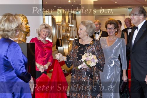 Amsterdam 28 november 2010
Opening nieuwe de la Mar theater en premiere van le cage aux falles. Joop en Janine v d Ende met Koningin Beatrix en Pieter v Vollenhoven. Koningin Beatrix met Merel en Petra Laseur
Peter Smulders bv