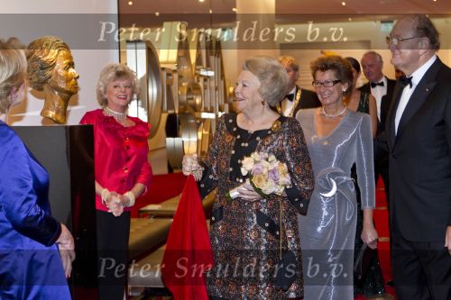Amsterdam 28 november 2010
Opening nieuwe de la Mar theater en premiere van le cage aux falles. Joop en Janine v d Ende met Koningin Beatrix en Pieter v Vollenhoven. Koningin Beatrix met Merel en Petra Laseur
Peter Smulders bv