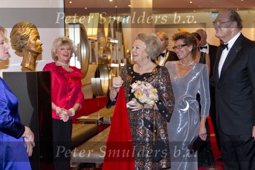 Amsterdam 28 november 2010
Opening nieuwe de la Mar theater en premiere van le cage aux falles. Joop en Janine v d Ende met Koningin Beatrix en Pieter v Vollenhoven. Koningin Beatrix met Merel en Petra Laseur
Peter Smulders bv
