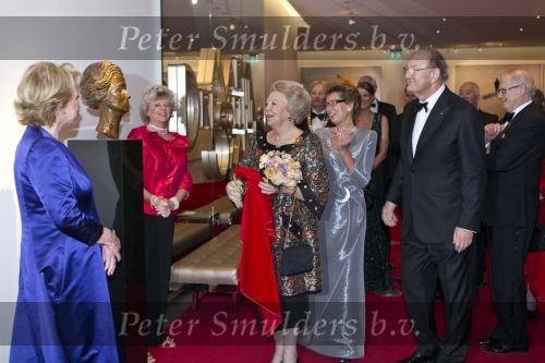 Amsterdam 28 november 2010
Opening nieuwe de la Mar theater en premiere van le cage aux falles. Joop en Janine v d Ende met Koningin Beatrix en Pieter v Vollenhoven. Koningin Beatrix met Merel en Petra Laseur
Peter Smulders bv