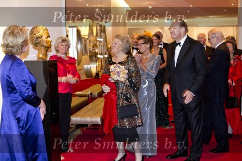 Amsterdam 28 november 2010
Opening nieuwe de la Mar theater en premiere van le cage aux falles. Joop en Janine v d Ende met Koningin Beatrix en Pieter v Vollenhoven. Koningin Beatrix met Merel en Petra Laseur
Peter Smulders bv