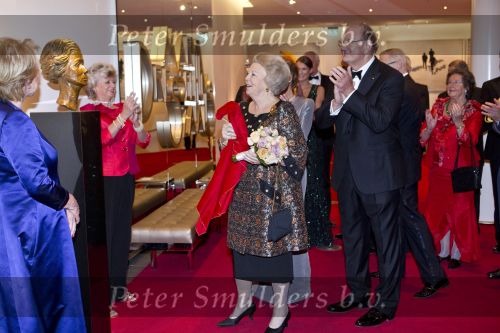 Amsterdam 28 november 2010
Opening nieuwe de la Mar theater en premiere van le cage aux falles. Joop en Janine v d Ende met Koningin Beatrix en Pieter v Vollenhoven. Koningin Beatrix met Merel en Petra Laseur
Peter Smulders bv