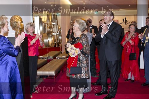 Amsterdam 28 november 2010
Opening nieuwe de la Mar theater en premiere van le cage aux falles. Joop en Janine v d Ende met Koningin Beatrix en Pieter v Vollenhoven. Koningin Beatrix met Merel en Petra Laseur
Peter Smulders bv