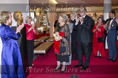 Amsterdam 28 november 2010
Opening nieuwe de la Mar theater en premiere van le cage aux falles. Joop en Janine v d Ende met Koningin Beatrix en Pieter v Vollenhoven. Koningin Beatrix met Merel en Petra Laseur
Peter Smulders bv