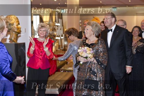 Amsterdam 28 november 2010
Opening nieuwe de la Mar theater en premiere van le cage aux falles. Joop en Janine v d Ende met Koningin Beatrix en Pieter v Vollenhoven. Koningin Beatrix met Merel en Petra Laseur
Peter Smulders bv