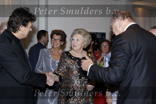 Amsterdam 28 november 2010
Opening nieuwe de la Mar theater en premiere van le cage aux falles. joop en Janine v d Ende met Koningin Beatrix en Marc Klein Essink
Peter Smulders bv