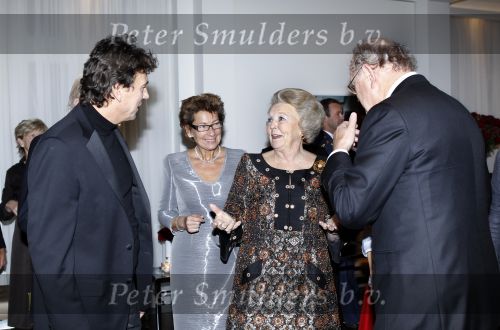 Amsterdam 28 november 2010
Opening nieuwe de la Mar theater en premiere van le cage aux falles. joop en Janine v d Ende met Koningin Beatrix en Marc Klein Essink
Peter Smulders bv