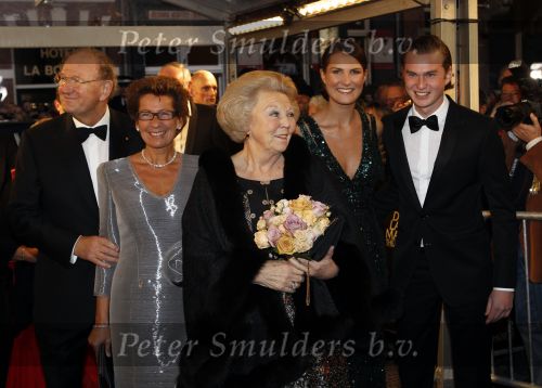 Amsterdam 28 november 2010
Opening Nieuwe de la Mar theater en premiere Le cage aux folles. Joop en Janine v d Ende met hun kinderen Vincent en Iris
Peter Smulders bv
