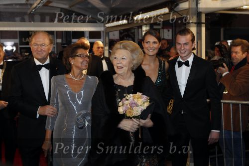 Amsterdam 28 november 2010
Opening Nieuwe de la Mar theater en premiere Le cage aux folles. Joop en Janine v d Ende met hun kinderen Vincent en Iris
Peter Smulders bv