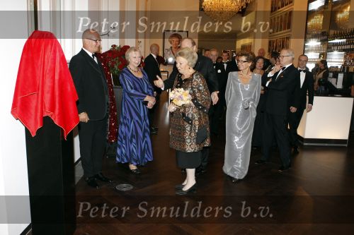 Amsterdam 28 november 2010
Opening Nieuwe de la Mar theater en premiere Le cage aux folles. Joop en Janine v d Ende met hun kinderen Vincent en Iris
Peter Smulders bv