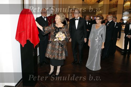 Amsterdam 28 november 2010
Opening Nieuwe de la Mar theater en premiere Le cage aux folles. Joop en Janine v d Ende met hun kinderen Vincent en Iris
Peter Smulders bv