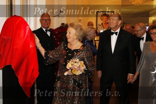 Amsterdam 28 november 2010
Opening Nieuwe de la Mar theater en premiere Le cage aux folles. Joop en Janine v d Ende met hun kinderen Vincent en Iris
Peter Smulders bv