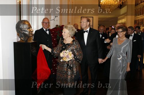 Amsterdam 28 november 2010
Opening Nieuwe de la Mar theater en premiere Le cage aux folles. Joop en Janine v d Ende met hun kinderen Vincent en Iris
Peter Smulders bv