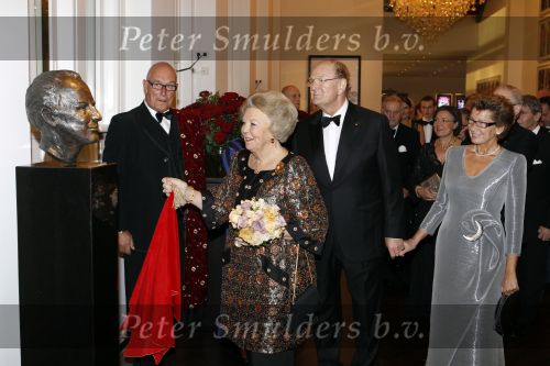 Amsterdam 28 november 2010
Opening Nieuwe de la Mar theater en premiere Le cage aux folles. Joop en Janine v d Ende met hun kinderen Vincent en Iris
Peter Smulders bv