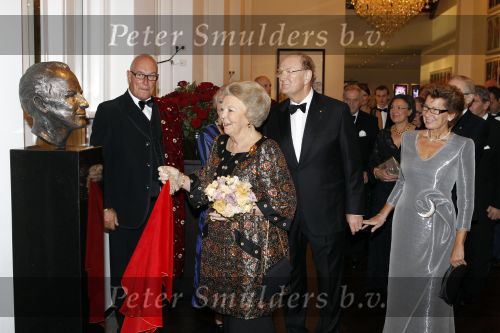 Amsterdam 28 november 2010
Opening Nieuwe de la Mar theater en premiere Le cage aux folles. Joop en Janine v d Ende met hun kinderen Vincent en Iris
Peter Smulders bv
