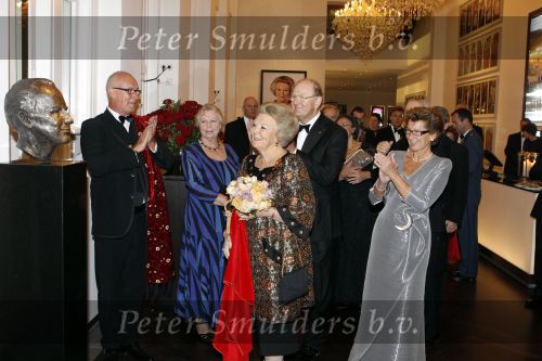 Amsterdam 28 november 2010
Opening Nieuwe de la Mar theater en premiere Le cage aux folles. Joop en Janine v d Ende met hun kinderen Vincent en Iris
Peter Smulders bv