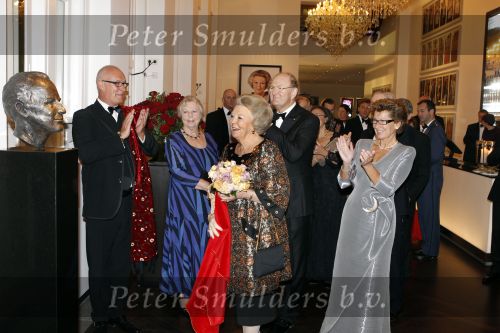 Amsterdam 28 november 2010
Opening Nieuwe de la Mar theater en premiere Le cage aux folles. Joop en Janine v d Ende met hun kinderen Vincent en Iris
Peter Smulders bv