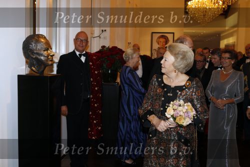 Amsterdam 28 november 2010
Opening Nieuwe de la Mar theater en premiere Le cage aux folles. Joop en Janine v d Ende met hun kinderen Vincent en Iris
Peter Smulders bv