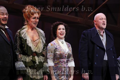 Kaatsheuvel 21 november 2010
Premiere Kruimeltje in het eftelingtheater. cast met oa Joes Brauers Jeroen Phaff Eric Bouwman Carmen Danen Marcel Jonker en Sjoerd Pleijsier
Peter Smulders bv