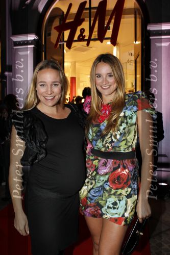 Amsterdam 22 november 2010
Opening Hennes en Mauritz H&M flagship store in Amsterdam. Lieke v Lexmond met zwangere zus
Peter Smulders bv