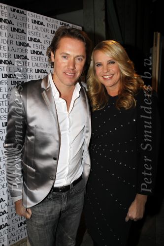 Amsterdam 10 november 2010
Presentatie boek van LINDA door Linda de Mol. Bram Moszkowicz en Eva Jinek nemen het eerste boek in ontvangst. Linda met Jeroen Rietbergen
Peter Smulders bv
