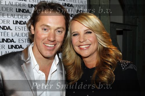 Amsterdam 10 november 2010
Presentatie boek van LINDA door Linda de Mol. Bram Moszkowicz en Eva Jinek nemen het eerste boek in ontvangst. Linda met Jeroen Rietbergen
Peter Smulders bv