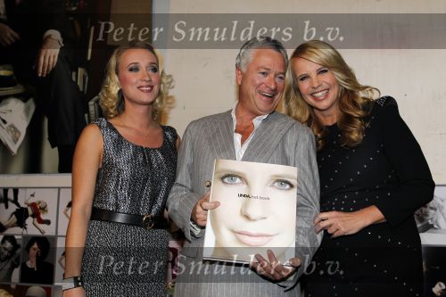 Amsterdam 10 november 2010
Presentatie boek van LINDA door Linda de Mol. Bram Moszkowicz en Eva Jinek nemen het eerste boek in ontvangst.
Peter Smulders bv