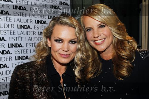 Amsterdam 10 november 2010
Presentatie boek van LINDA door Linda de Mol. Bram Moszkowicz en Eva Jinek nemen het eerste boek in ontvangst. Linda met Jildou v d Bijl
Peter Smulders bv