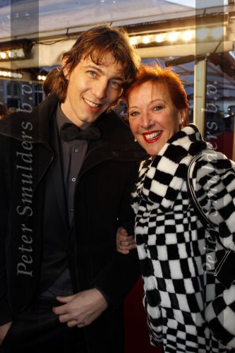 Amsterdam 28 november 2010
Opening Nieuwe de la Mar theater en premiere Le cage aux folles. Loes Luca met stiefzoon
Peter Smulders bv