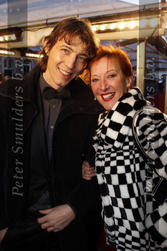 Amsterdam 28 november 2010
Opening Nieuwe de la Mar theater en premiere Le cage aux folles. Loes Luca met stiefzoon
Peter Smulders bv