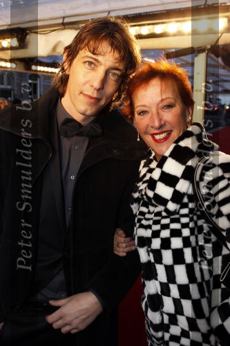 Amsterdam 28 november 2010
Opening Nieuwe de la Mar theater en premiere Le cage aux folles. Loes Luca met stiefzoon
Peter Smulders bv