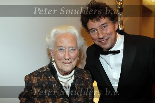 Amsterdam 28 november 2010
Opening nieuwe de la Mar theater en premiere van le cage aux falles. Marc Klein Essink met moeder en Ella v Rumpt
Peter Smulders bv